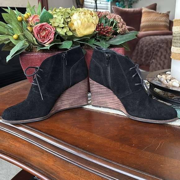 Lucky Brand Genuine Suede Black Lace Up Wedge Ankle Boots Booties w/ Side Zipper - Picture 14 of 15